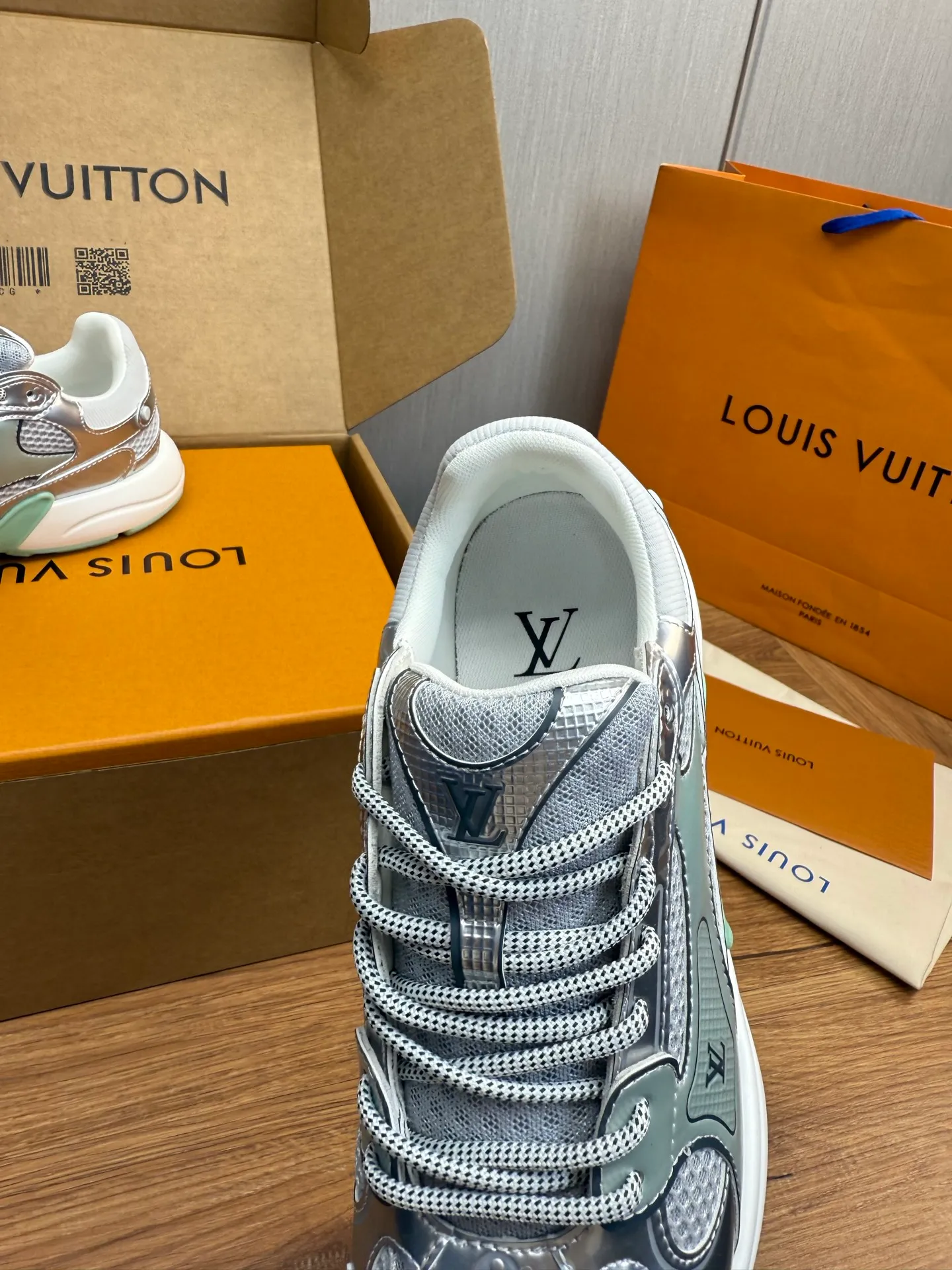 Men's shoes 💰600💰 🌈LV | Louis Vuitton 2025𝐬𝐬 🧡💚2025 spring and summer new style top version‼ ️The original version is the same. The counter specializes in the latest casual shoes. Hard goods are new🆕 🔥🔥🔥Top version: Couple model LV Louis Vuitton L House Donkey brand The latest Olympia series Couple model Silver Horn King Casual sneakers Running shoes This LV Olympia sneaker combines mesh fabric and metallic synthetic leather and other technical fabrics to reinterpret the classic running shoe design with a neat and simple design. Lightweight EVA outsole provides a stretchy fit. Rich details such as Monogram embossing and LV letters establish recognition. Exquisite packaging at the delivery counter 🛍📦 ▪️Fabrics: Original imported technical fabric + mesh ▪️Inner lining: Original customized breathable mesh ▪️Sole: Original molded rubber foam material ▪️Sole thickness: 3.5CM ▪️Size: 35--45 (customized for women 40 and men 45)